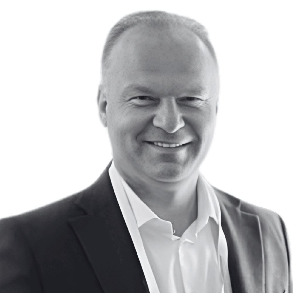 Mariusz headshoot.png